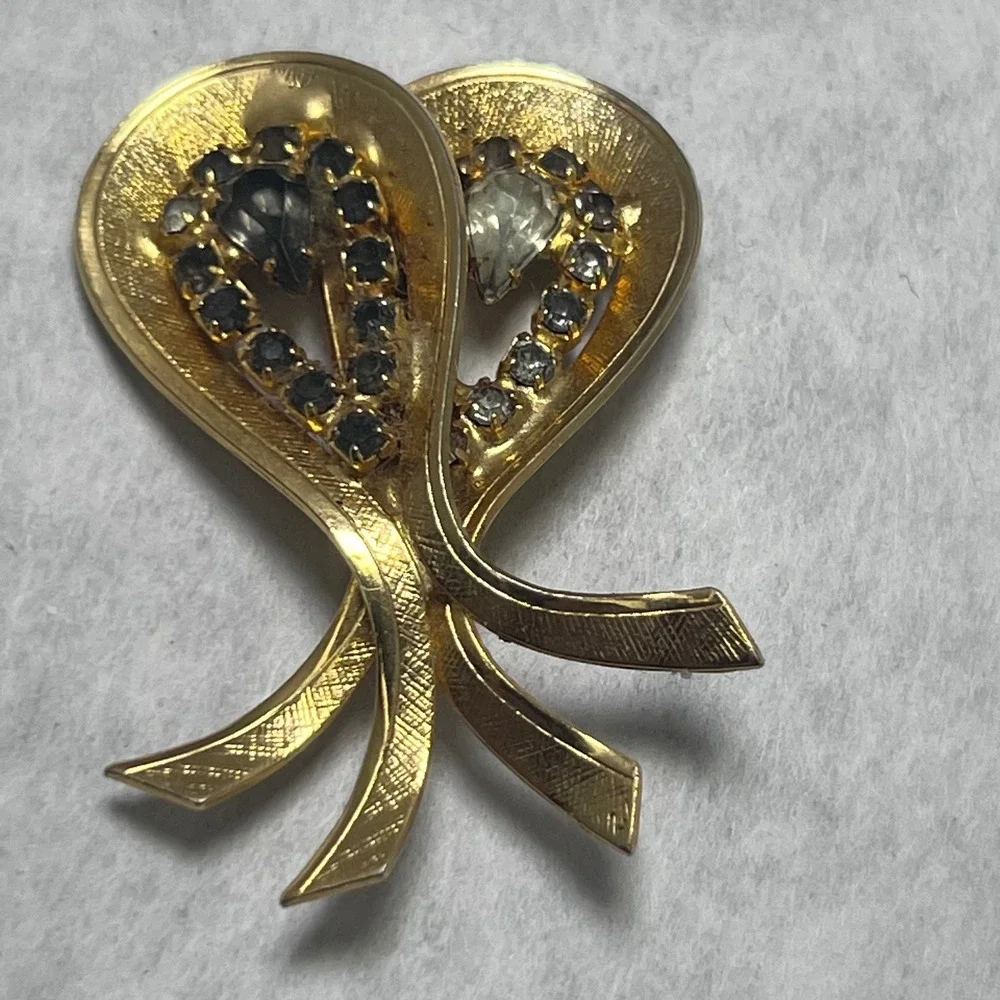 Vintage Gold Tone Heart Rhinestone Brooch Pin Dangle Rhinestones Statement